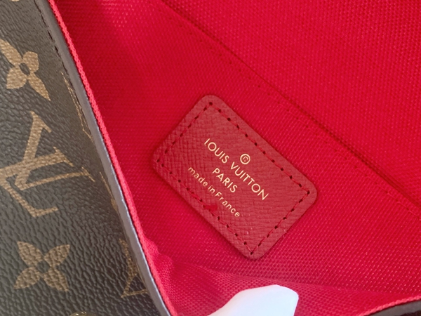 LVコピーウォレット着用イメージ